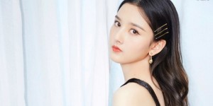 宋祖儿碎花裙配休闲鞋像个村姑？别样格子西装A爆全场！