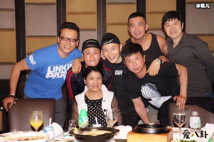 黄晓明和陈坤关系不简单， 毕业20年罕见同框微妙关系！