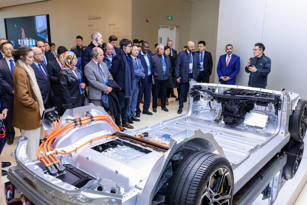 18国驻华外交官参观小米汽车工厂 有人甚至想直接开回国