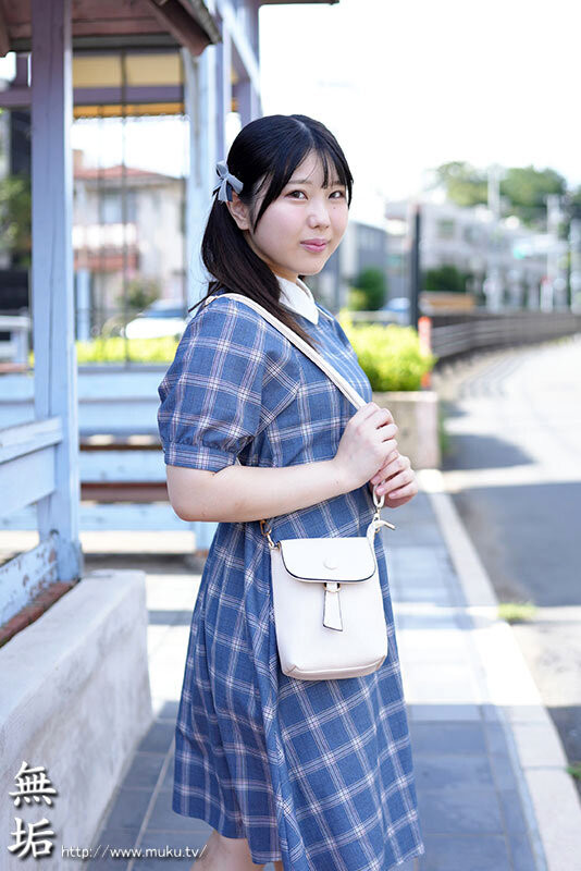 (MUDR-311)最痛的出道！穿着学生服的她被三穴同插连续中出！