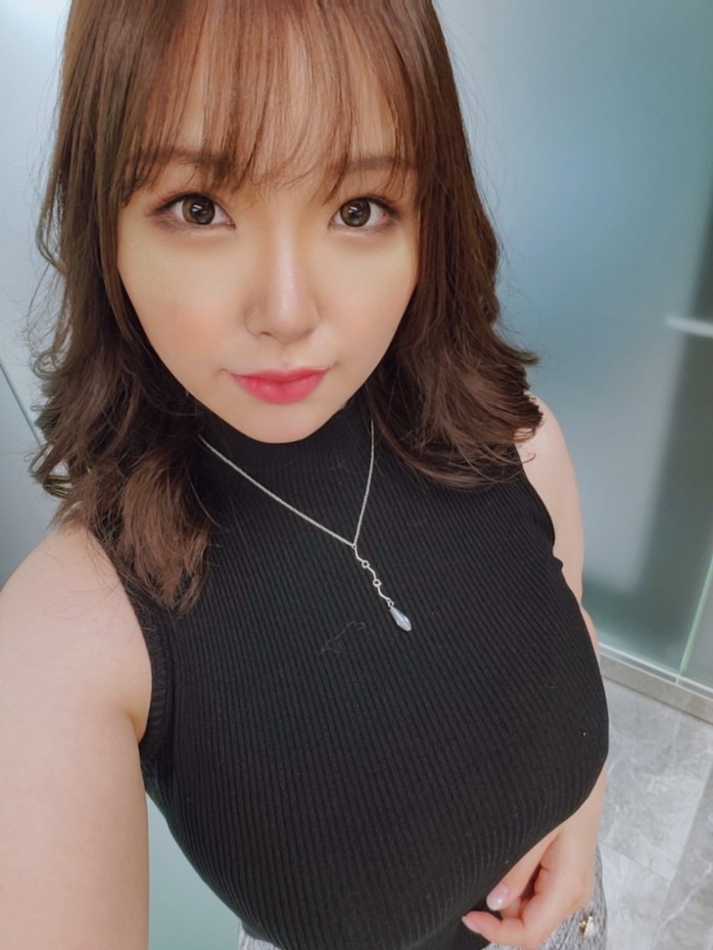 最新推荐！22岁超凶J奶人妻《圣璃都爱》精选作品介绍……