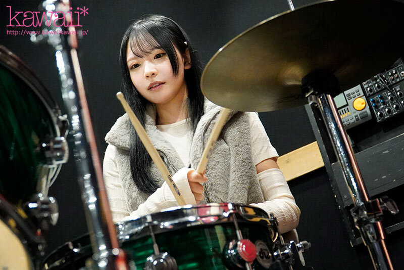 出口結絆(出口结绊)出道作品CAWD-826发布！周遭的人都是人渣！軽音社之花前进淫光幕找快乐！