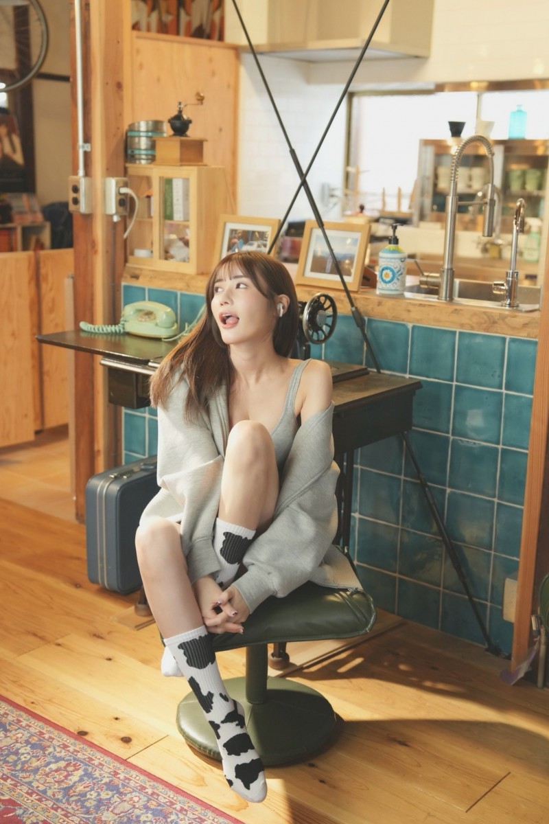 藤森里穂(藤森里穗)：其实，这是我今年第一拍片喔。