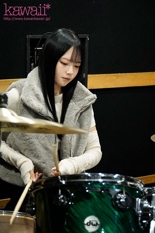 (CAWD-826)周遭的人都是人渣！軽音社之花前进淫光幕找快乐！