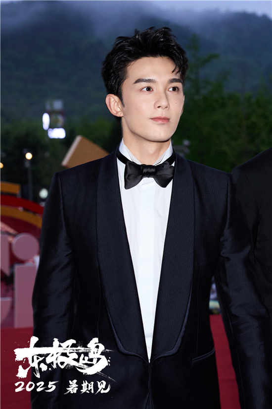 《东极岛》亮相北影节 朱一龙吴磊倪妮同撑一把伞