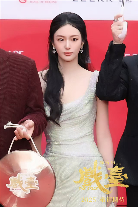 《戏台》主创合体 黄渤称合作陈佩斯是梦想成真