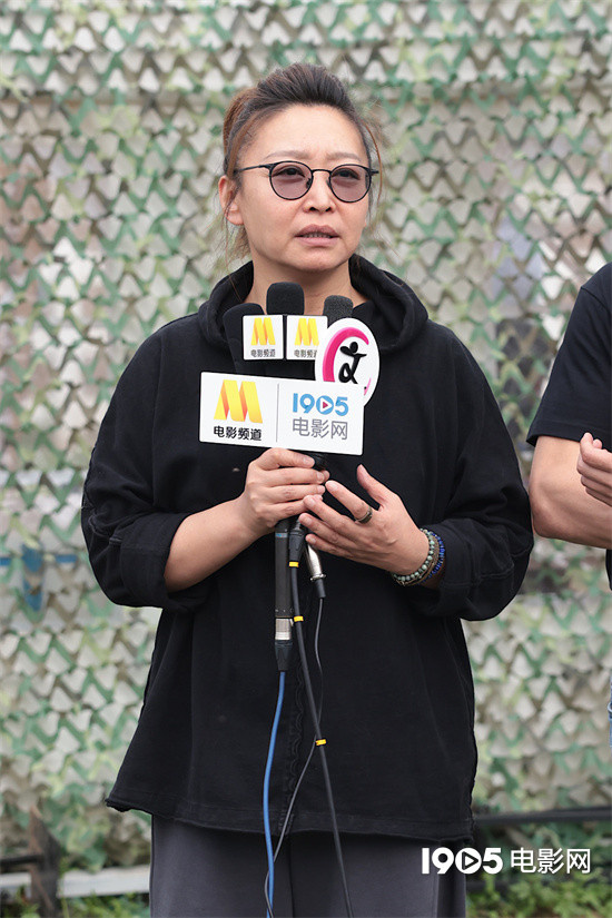 影武堂与中戏合作启幕 吴京意外受伤戴沈腾脖套