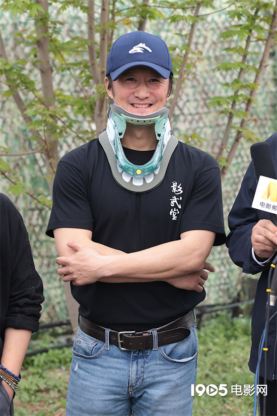 影武堂与中戏合作启幕 吴京意外受伤戴沈腾脖套