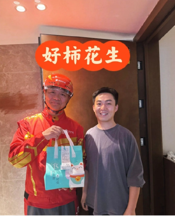 京东拼了！刘强东亲自下场送外卖 并与消费者亲切合影
