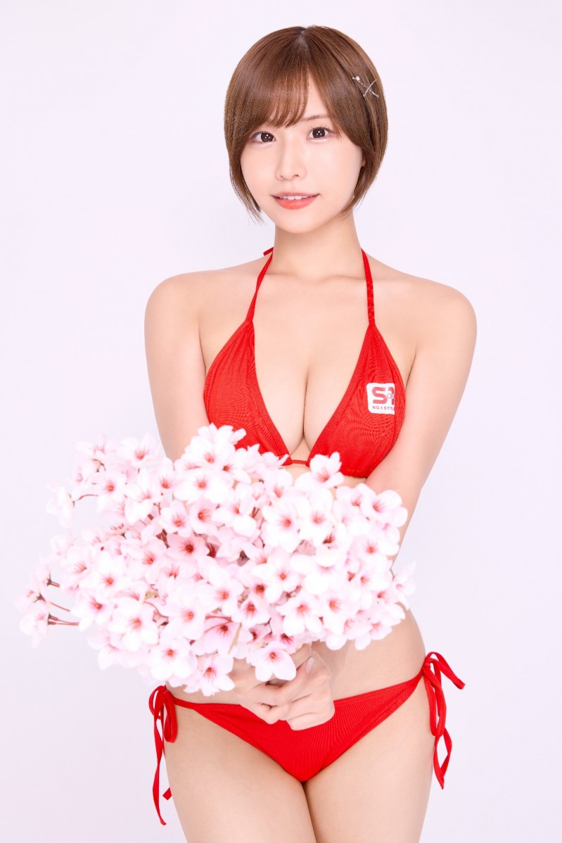 两张照片，猜测本郷愛(本乡爱)的近况