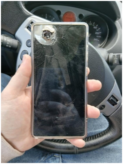 士兵用S25 Ultra挡下致命弹片！三星承诺将免费维修