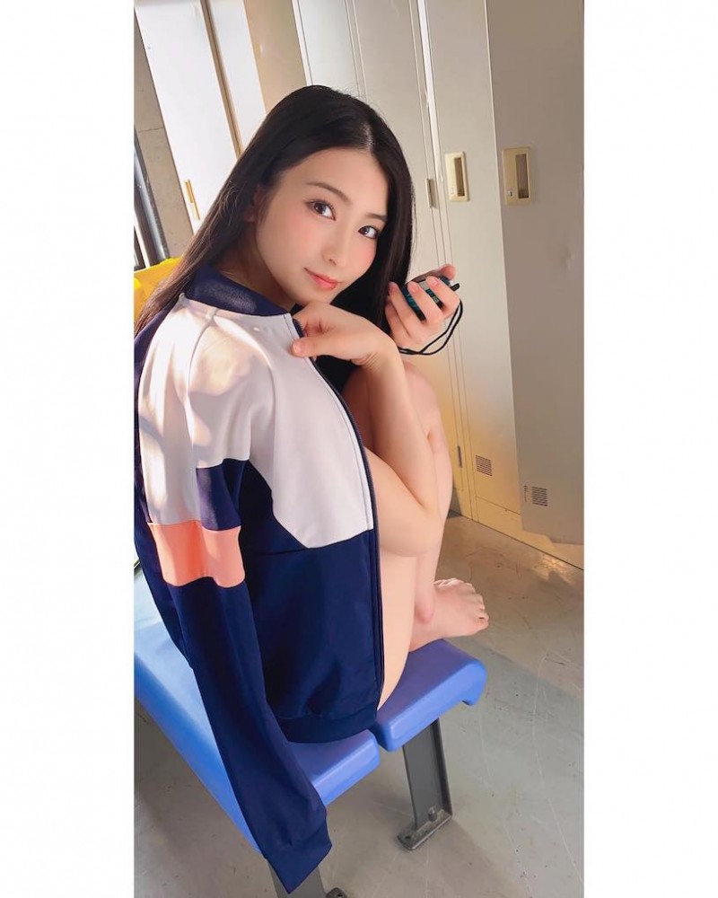 本庄鈴(本庄铃)作品STARS-187发布！SOD史上最强学园片！制服妹「天台掀裙」诱惑露出！