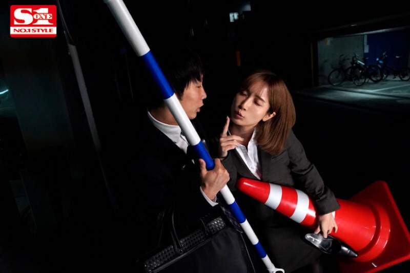 小島みなみ(小岛南)作品SSIS-739发布！捡路上交通锥当性爱道具！腼腆上司醉后SEX超下流！