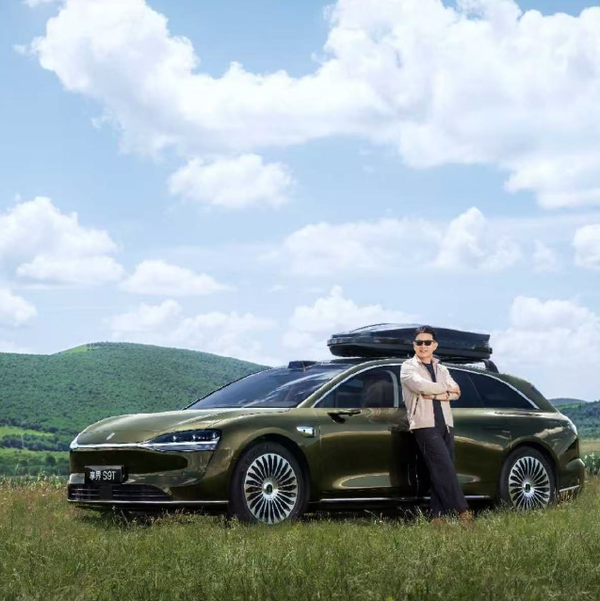 华为余承东将微信头像更换为享界S9T合照 有&ldquo;亿&rdquo;点帅