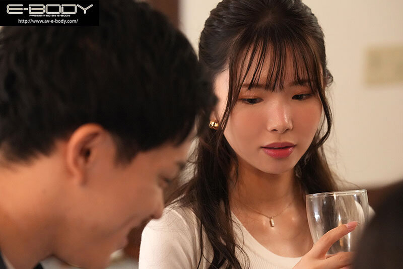 響蓮(响莲)作品EBWH-079发布！浮气性交！在同学会上与纤细巨乳前女友打炮！