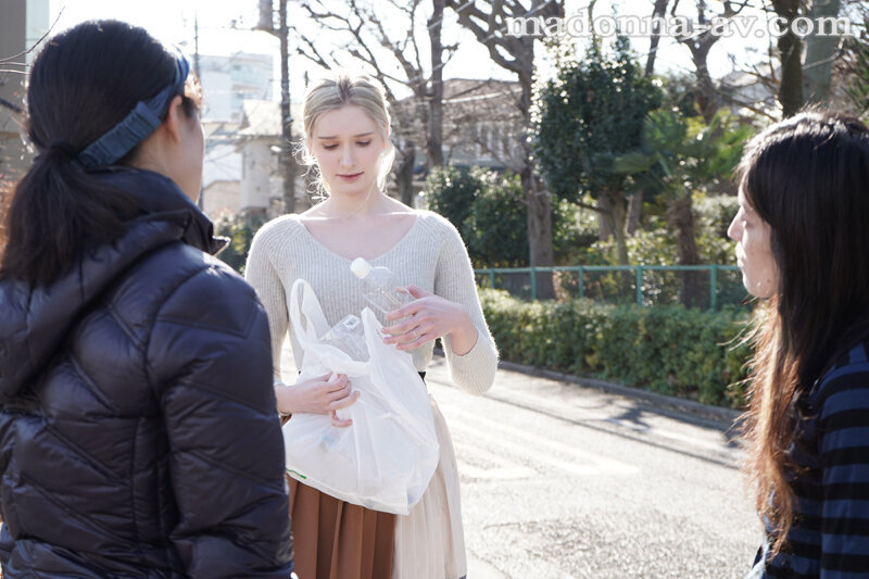 Lily Hart(リリー・ハート)作品JUL-941发布！孤单的金发人妻碰上寂寞的边缘宅…跨越语言隔阂肉体密切交流啪不停