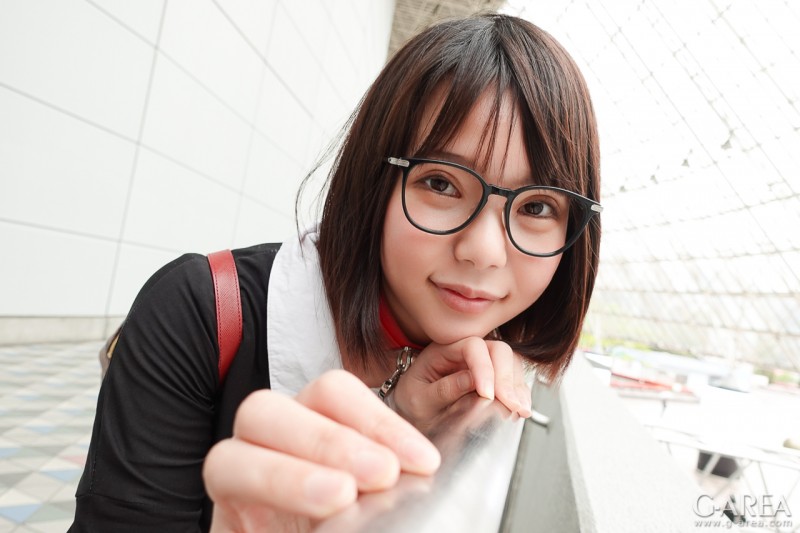 退出事务所⋯爱做鬼脸的巨乳眼镜妹不干了？