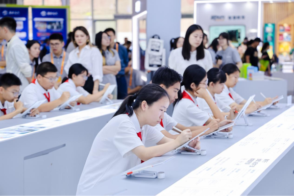 小猿全矩阵产品亮相2025服贸会 &ldquo;AI超拟人1V1老师&rdquo;成焦点