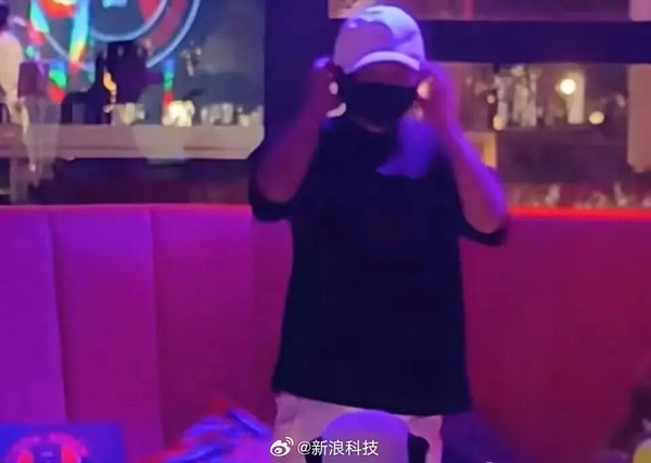 马云现身阿里巴巴园区酒吧 被认出后不忘戴上口罩