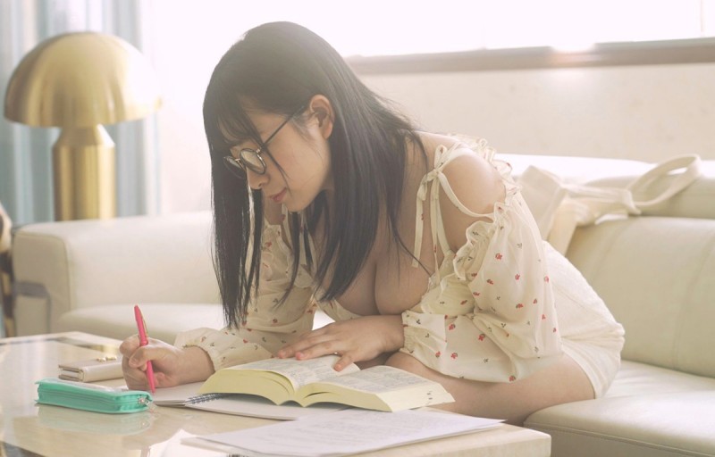 哪呢？那位天然H罩杯的尤物正悄悄地把作品全部下架！