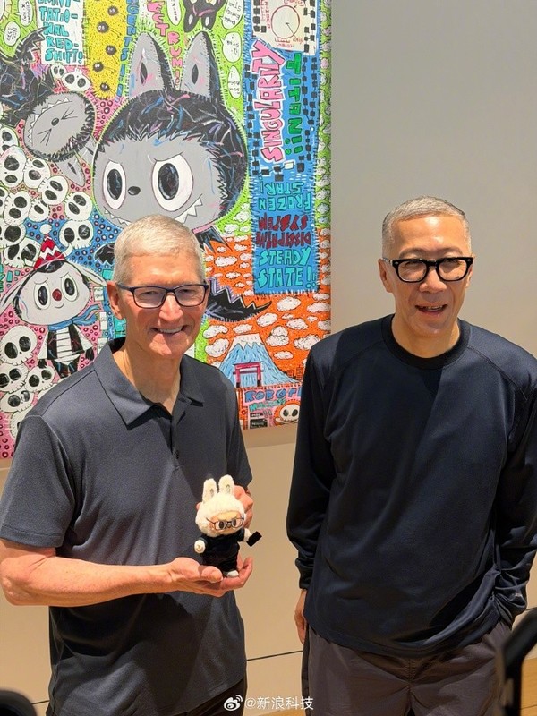梦幻联动！库克与Labubu设计师合影 获赠特别版Labubu