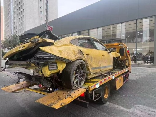 新疆一小米SU7 Ultra从山上翻滚10多米而下 车主无碍