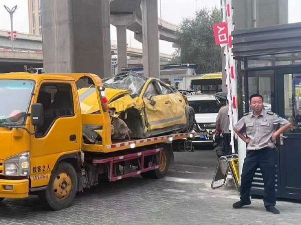 新疆一小米SU7 Ultra从山上翻滚10多米而下 车主无碍