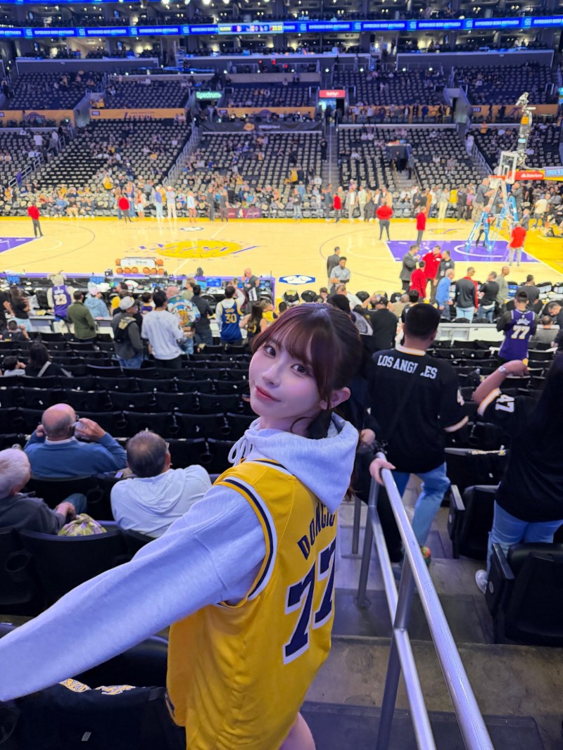 坐在LBJ后方看球！葵いぶき(葵伊吹)成了焦点后想这么做⋯