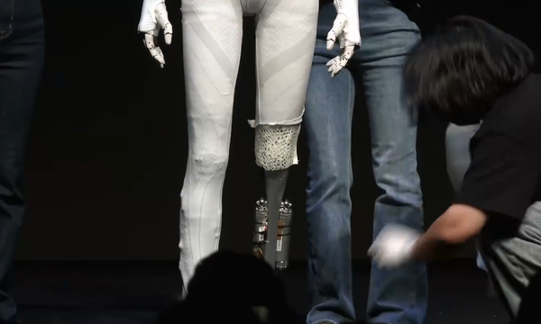 小鹏机器人是真是假？何小鹏现场直接剪开衣服自证