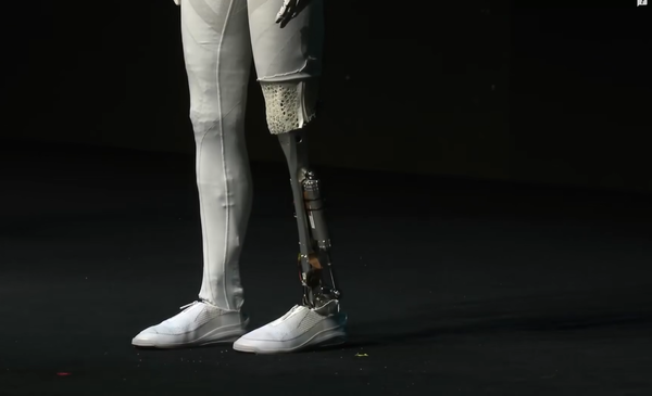 小鹏机器人是真是假？何小鹏现场直接剪开衣服自证