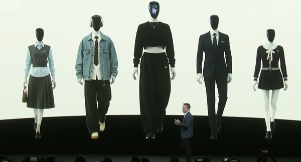 小鹏机器人是真是假？何小鹏现场直接剪开衣服自证