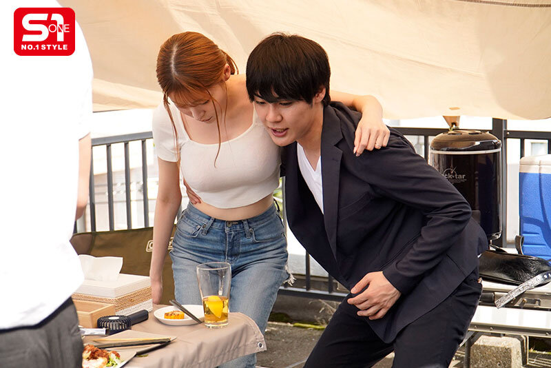 笹倉彩(笹仓彩)作品SONE-953发布！酒后变超随便的巨乳OL，在公司烤肉会上对所有员工双腿大开