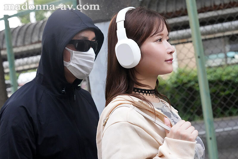 (JUR-636)耳机是重点！桃园怜奈被30公分后的痴汉非法侵入了！