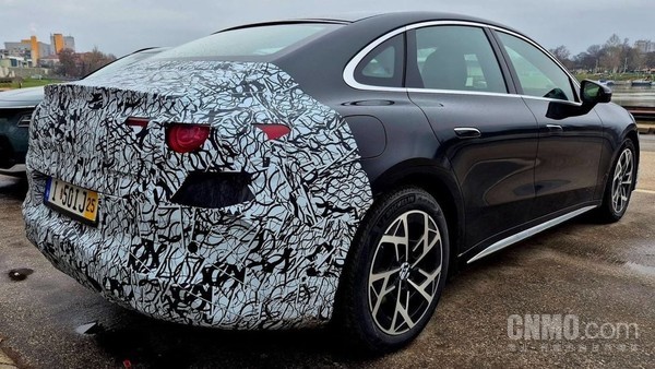 全新奔驰纯电C级伪装车现身 续航瞄准800km 今夏上市