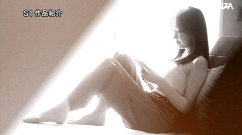 铃木希(SNOS-081) 因为吃饭影片爆红的「火辣巨乳女大生」，「凹凸有致的胴体」太吸睛…