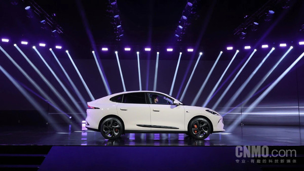 千问大模型赋能！智己汽车超级智能体发布会定档3月18日