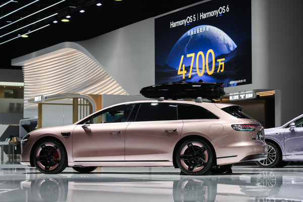 余承东公布享界新色，粉色享界S9T亮相上海AWE