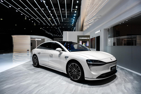 余承东公布享界新色，粉色享界S9T亮相上海AWE