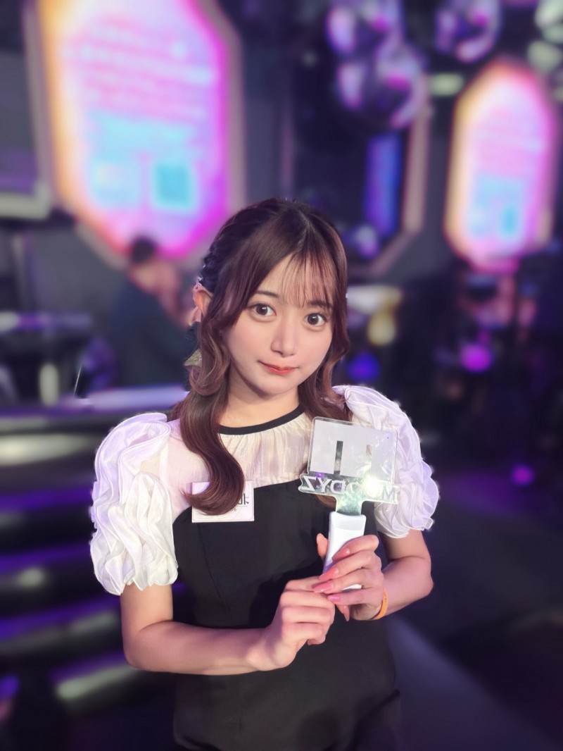 在迪士尼被认出来！发片机器的她不开心！