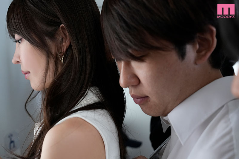 森日向子作品MIKR-082发布！「黑丝美腿正妹教师」在满员电车里引诱学生当痴汉！