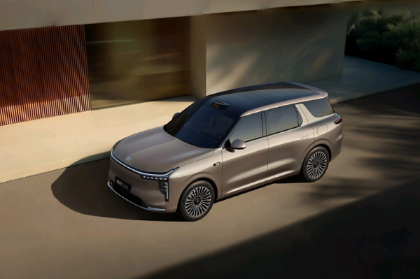 智己LS8上市 零百4秒级 续航达1605公里  24.98万起