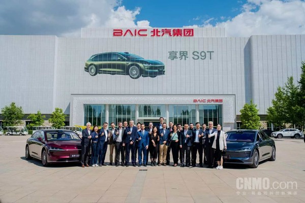 西班牙大使馆代表参观享界超级工厂 体验S9/S9T智能座舱