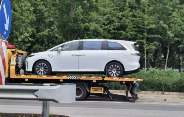 享界V8谍照 享界V8实车图曝光:告别传统方盒子 形态类似SUV