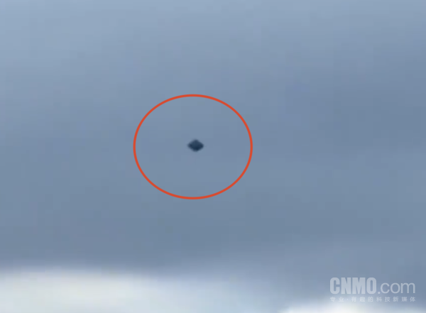 UFO 墨西哥城上空拍到钻石形不明飞行物 一度与军机同框